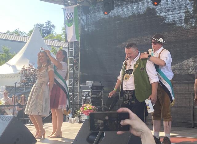 Die ehemalige Kerchemer Braugerstenkönigin Ronja I. (Ronja Steuerwald-Ludwig) krönt ihre Nachfolgerin Larissa Knobloch und der ehemalige  Kerchemer Bierkönig Helmut I. (Helmut Obenauer) gibt seine Regentschaft an Ernst-Ludwig Huy ab. | Foto: Claudia Bardon