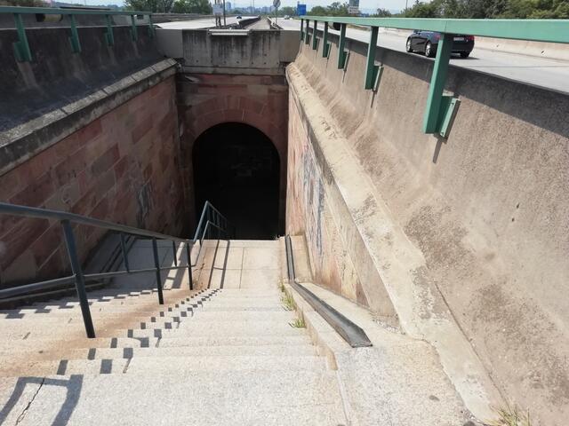 Die Treppen zum Radweg auf der A6. | Foto: Julia Glöckner