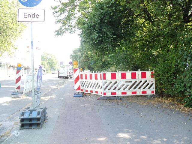 Suboptimale Baustellenführung in der Mundenheimer Straße: Das Schild wird gerade ausgetauscht (gegen Radler frei). Der Radweg endet dort im Moment plötzlich. Radfahrer müssen zweimal die gefährlich hohe Bordsteinkante passieren oder absteigen. Fußgänger kommen möglicherweise entgegen. Anderenorts gibt es zum Beispiel Holzrampen für Radler.  | Foto: Julia Glöckner