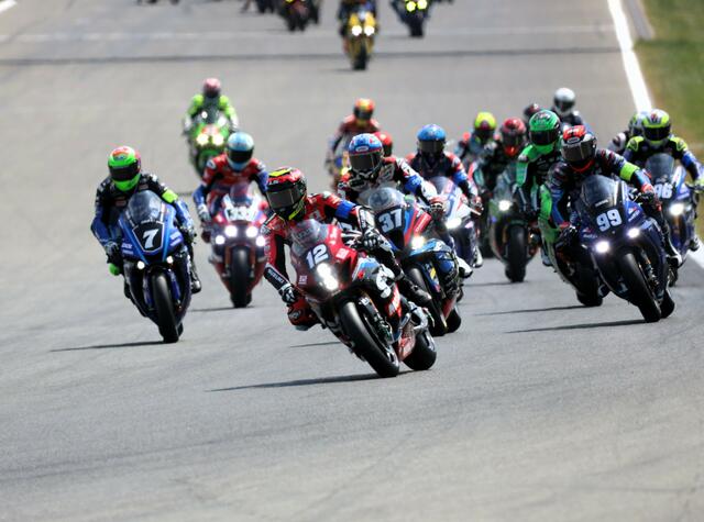 Suzuki #12, Yamaha #7, BMW #37, Yamaha #99 - kurz nach dem Start
Bild: Reuschel ( moto-foto ) | Foto: moto-foto