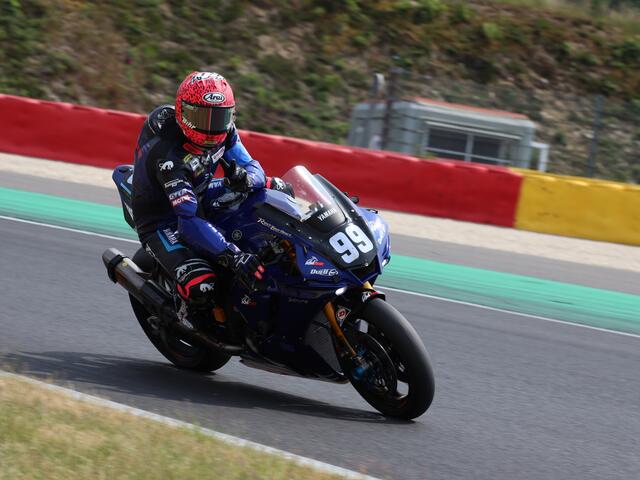 Lockerer Gruß während einer Safety-Car Phase an die Fans - Lucas Mahias
 # 99  Yamaha Team KM 99
Bild: reuschel ( moto-foto ) | Foto: moto-foto