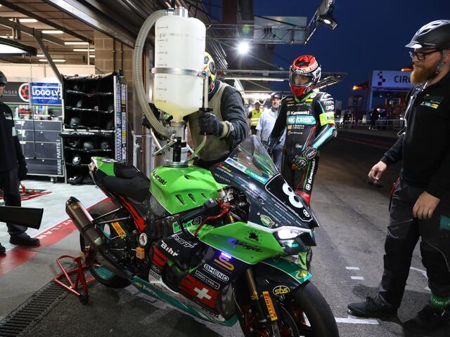 Nächtlicher Routinetankstopp bei #8 - Bolliger Kawasaki
Bild: Reuschel ( moto-foto ) | Foto: moto-foto