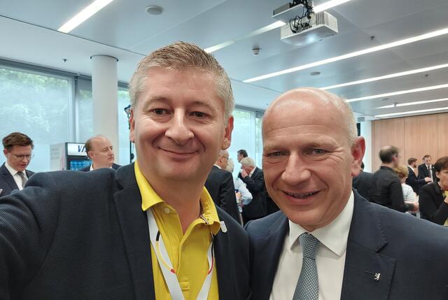 Der Speyerer Stadtrat Frank Hoffmann (links) im Austausch mit dem regierenden Bürgermeister von Berlin, Kai Wegner. | Foto: CDU Speyer