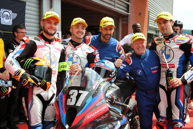 Podestplatz für BMW Endurance mit Illya Mykhalchyk, Jeremy Guarnoni, Teamchef Werner Daemen und Markus Reiterberger
Bild : Kurz ( moto-foto )  | Foto: moto-foto