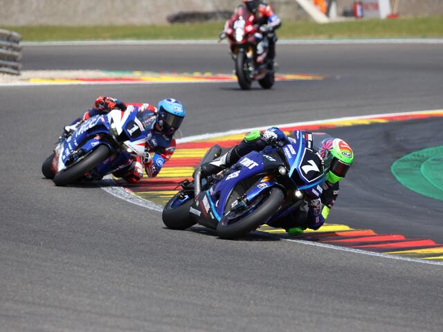 Kampf um die Spitze - YART #7 vor Honda #1 und Suzuki #12
Bild: Reuschel ( moto-foto )