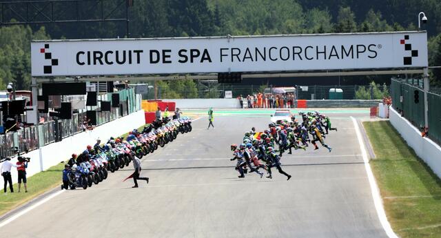 Das Feld wurde am Samstag 14:00 Uhr im klassischen le Mans Start auf die Reise geschickt
Bild: Reuschel ( moto-foto )   | Foto: moto-foto