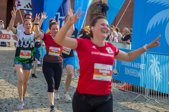 Bauhaus Firmenlauf Mannheim - Freude beim Zieleinlauf | Foto: Roland Kohls