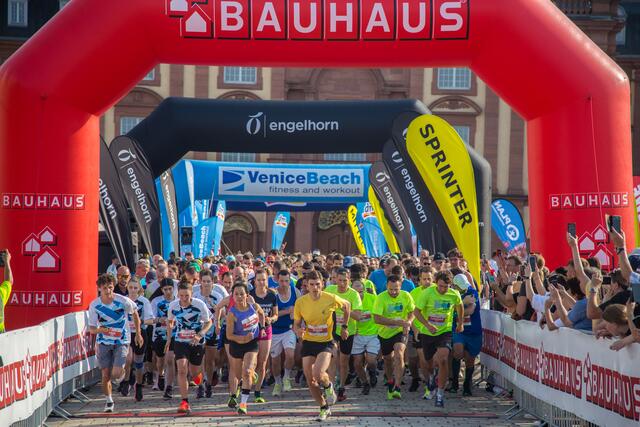 Bauhaus Firmenlauf Mannheim - die zweite Gruppe startet | Foto: Roland Kohls