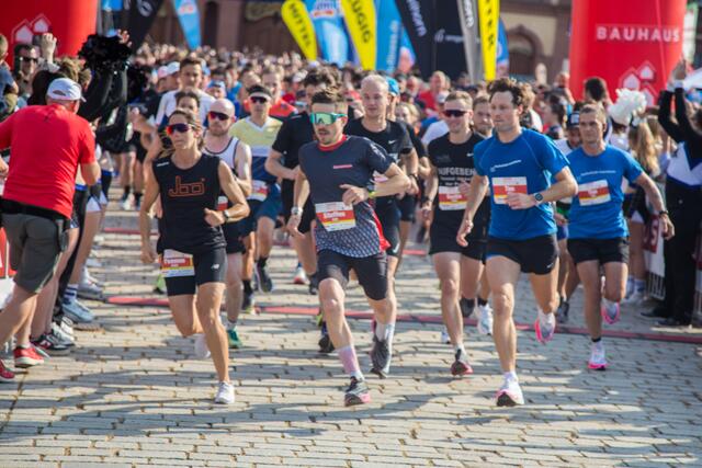 Bauhaus Firmenlauf Mannheim - die ersten Läufer sind auf der Strecke | Foto: Roland Kohls