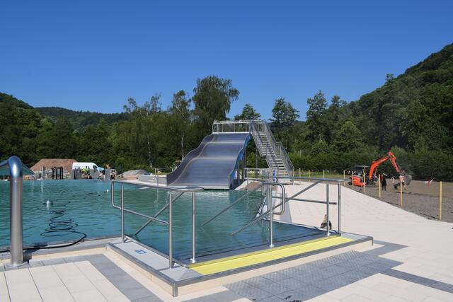 Erlebnisbecken mit Wasserrutsche