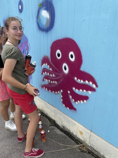 Ayleen vor ihrem Kraken | Foto: Weiler