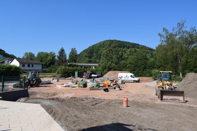 Kinderbcken und Wasserspielplatz sind noch in Arbeit