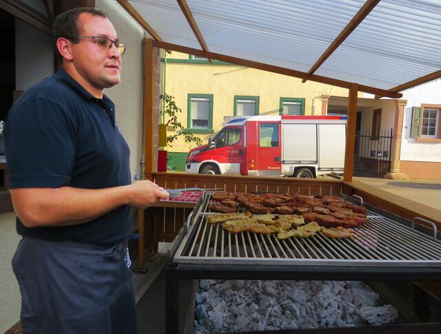 Simon Breitling am Grill bei der Feuerwehr | Foto: Gerhard Syring-Lingenfelder