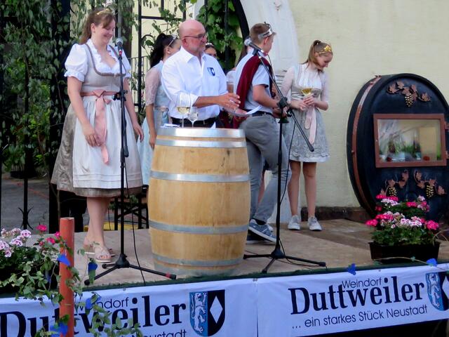 Weinprinzessin Annika Walter und Ortsvorsteher Kay Lützel eröffnen die Kerwe | Foto: Gerhard Syring-Lingenfelder