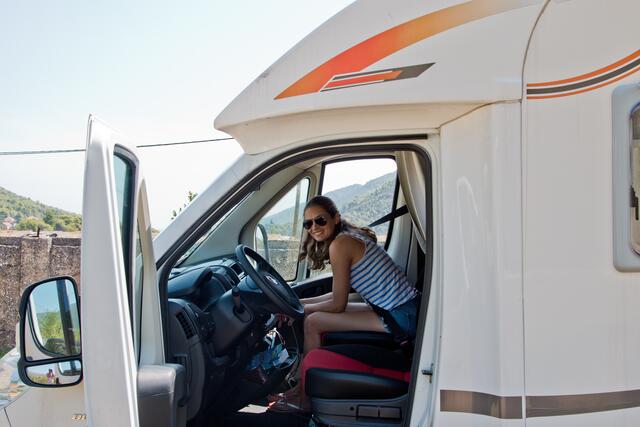 So macht die Reise Spaß: In der Werkstatt kann der Ausbau Ihres Campers beziehungsweise Wohnmobils fachgerecht umgesetzt werden. Außerdem gehören die TÜV Abnahme, die Beseitigung von kleineren Schäden oder großen Mängeln am Campingbus zum Wohnmobil Werkstatt Service. | Foto: marksn.media/stock.adobe.com