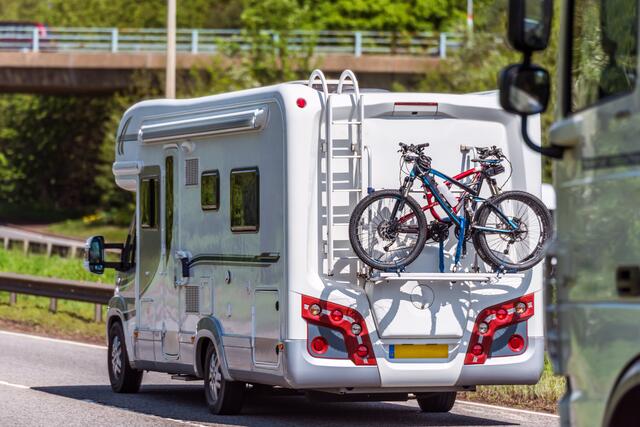 Alle, die ihren Camper ausbauen wollen, einen Umbau an ihrem Wohnmobil vornehmen wollen oder passendes Zubehör oder Ersatzteile benötigen, finden einen kompetenten Ansprechpartner und wichtige Tipps in der Meister Werkstatt | Foto: Jevanto Productions/stock.adobe.com