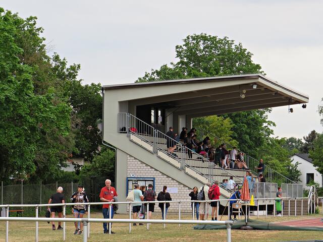Überdachte Tribüne schützt vor Sonne und Regen | Foto: Brigitte Melder