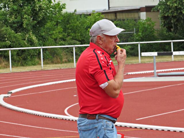 Hans Koob mit Pfeife (Trainer vom TSV Iggelheim) | Foto: Brigitte Melder