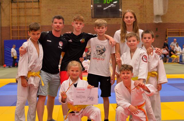 Ben Wilhelm, André Wittek, Leon Hermann, Andrej Müller, Erika Müller, Ilja Müller, Theodor Wittek, (vorne: Marlene Wittek, Livian Hermann) | Foto: Privat