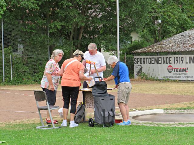 Beim Kugelstoßen eingeteilt | Foto: Brigitte Melder