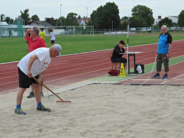 Immer schön glatt rechen nach dem Sprung | Foto: Brigitte Melder