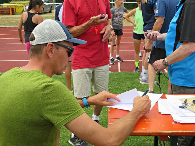 Wettkampfleiter Philipp Kettenbach beim Wertungen eintragen | Foto: Brigitte Melder