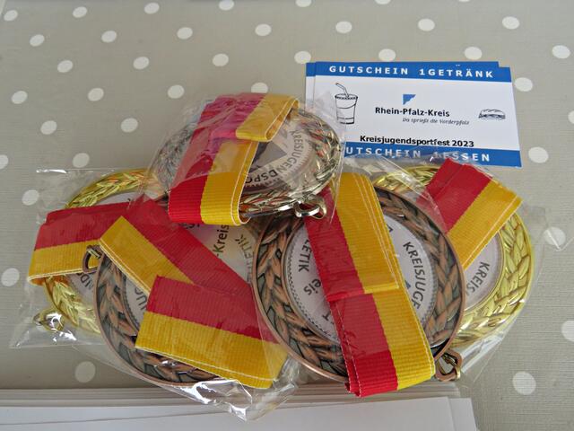 Die Medaillen und Gutscheine für den Verzehr | Foto: Brigitte Melder