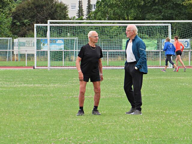 Fachsimpeln unter Männern (li. der 85-jährige Horst Schlindwein) | Foto: Brigitte Melder