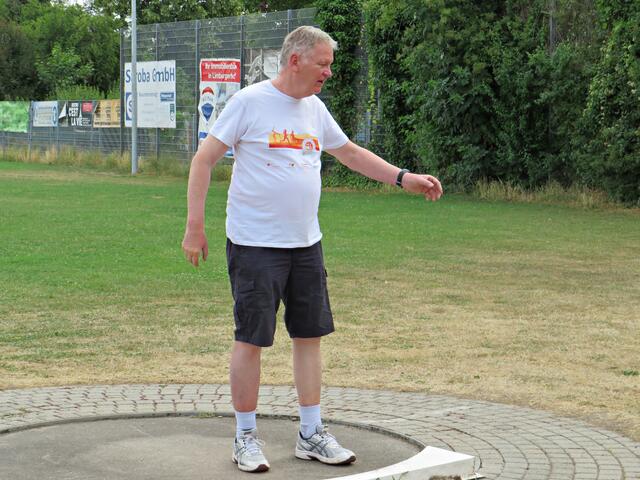 Edgar Christ beim Kugelstoßen 2, bei dem ich auch mithalf | Foto: Brigitte Melder