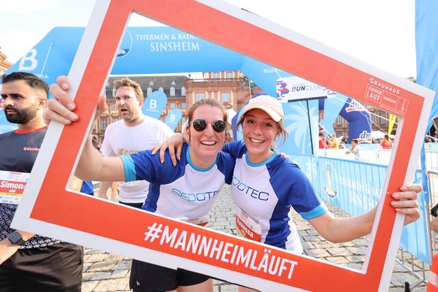Bilderrahmenselfie im Ziel | Foto: n plus sport GmbH