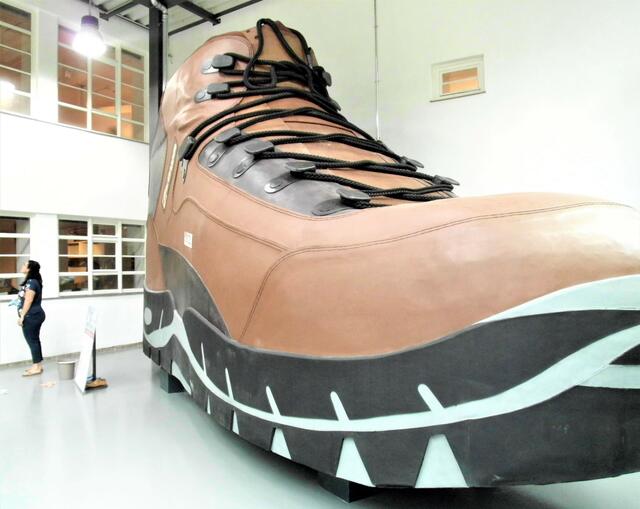Im Zug des Umbaus und der 2022 abgeschlossenen Neugestaltung des Deutschen Schuhmuseum Hauenstein bekam der restaurierte Größte Schuh der Welt einen eigenen Pavillon, den er nun gerne mit Heiratswilligen und ihren Gästen teilt.
| Foto: W. G. Stähle (Archiv)