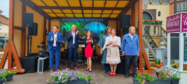 Eröffnet wurde das Fest am letzten Freitag durch Wernigerodes Oberbürgermeister Tobias Kascha, Neustadts Bürgermeister Stefan Ulrich, dem Woisträßler Armin Haffa, der Neustadter Weinprinzessin Sandra Eder und der Wernigeröder Weinprinzessin Chrisine I.  | Foto: Stadt Neustadt