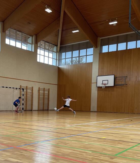 Florian, 6a, schießt hier das 3:0 | Foto: Weiler