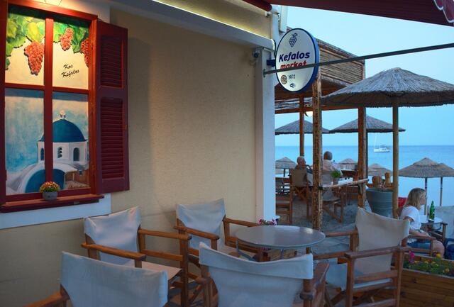 Supermarkt Kamari mit Selfservice Bar | Foto: Michael Bartholomaeus