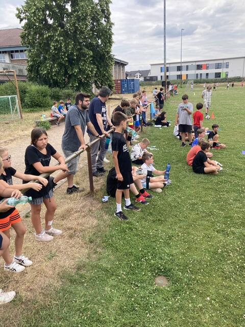 Die Klassen der Spieler schauen zu | Foto: Jung