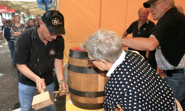 Die Vorsitzenden des Bürgervereins stechen das Bierfass an | Foto: Michael Bartholomaeus