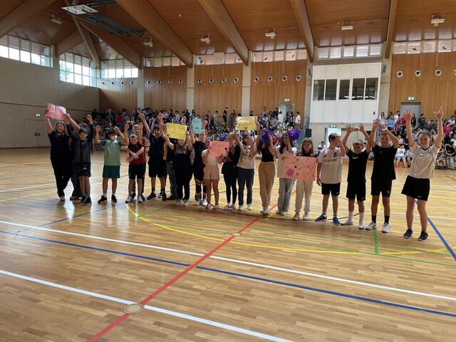Klasse 6a freut sich über den Sieg in der Gruppe OS | Foto: Weiler