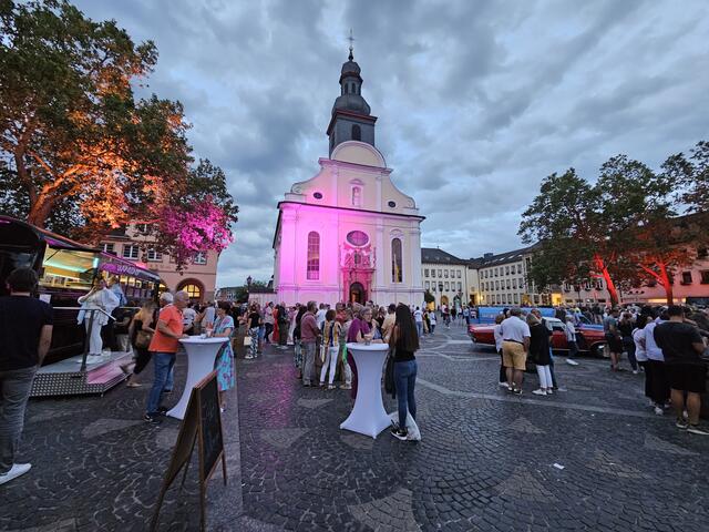 Auch in den späteren Stunden des Abends haben sich noch einige Gäste auf dem Rathausplatz befunden.  | Foto: Gisela Böhmer