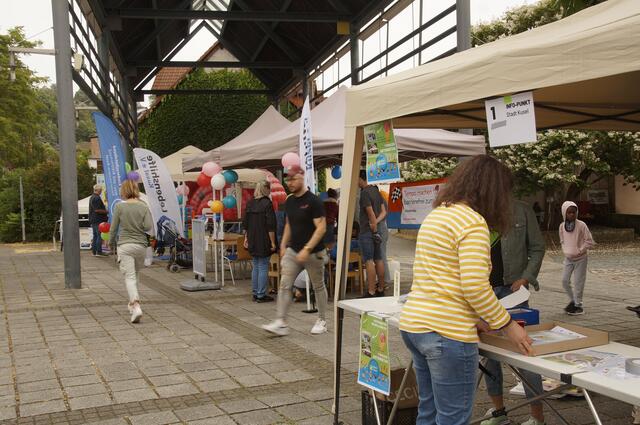 Auf dem Koch’schen Markt boten allerlei Stände Spiel, Spaß und Informationen  | Foto:  Foto: Anja Stemler