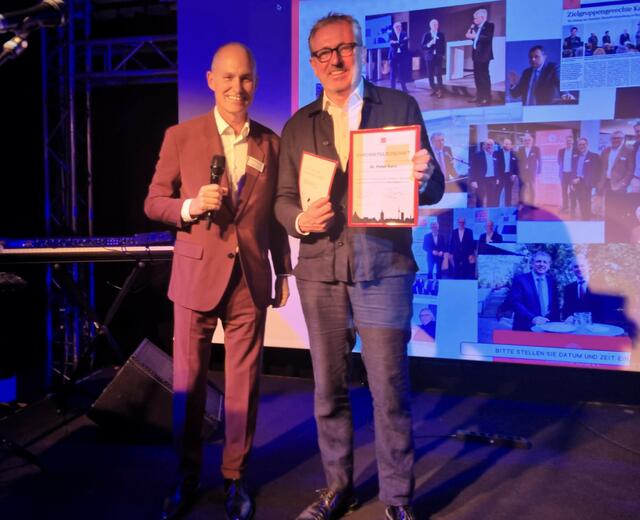 Jetzt Ehrenmitglied der Mannheimer Runde: Mannheims scheidender OB Dr. Peter Kurz (rechts) mit Stefan Kleiber. | Foto: Bild: MR