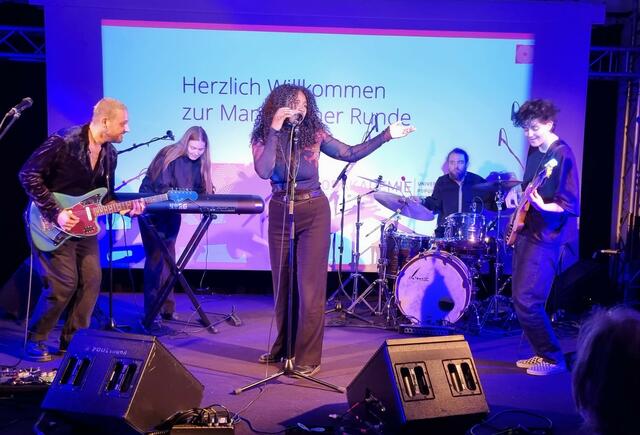 Musikalisch begrüßt wurde die Mannheimer Runde von der Gruppe "LYNN". | Foto: Bild: MR