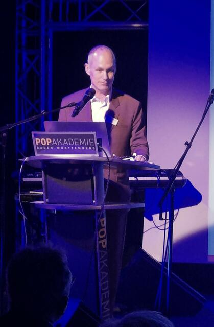 Stefan Kleiber bei seiner Laudatio für das neue Ehrenmitglied Dr. Peter Kurz. | Foto: Bild: MR