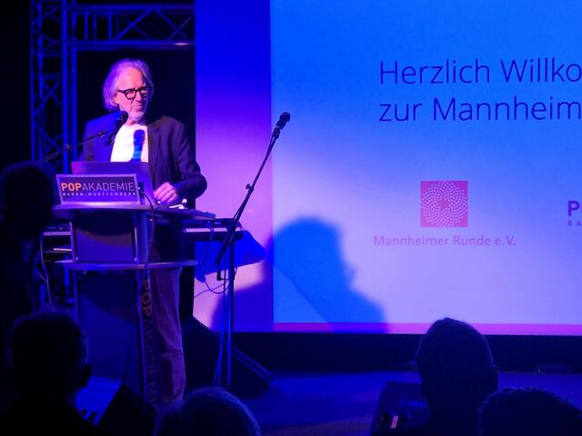 Der künstlerische Direktor der Popakademie, Professor Udo Dahmen beim Vortrag über das Portfolio der Musikhochschule. | Foto: Bild: MR
