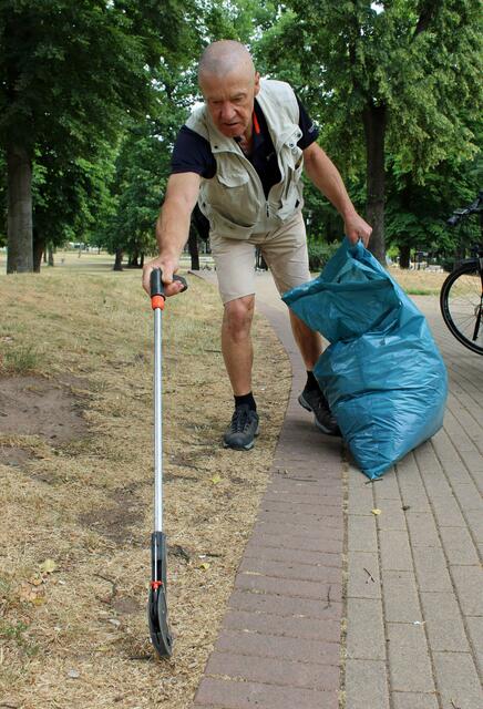 Keine Kippe entgeht dem Greifarm. | Foto: Monika Klein