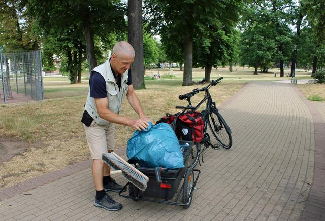 Oft dauert es nicht lange, bis die blauen Säcke voll sind. | Foto: Monika Klein