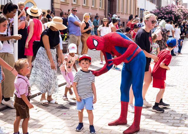 Die freundliche Spinne aus Speyer ist zum zweiten Mal beim Umzug dabei und bezaubert die kleinen Besucherinnen und Besucher | Foto: Cornelia Bauer