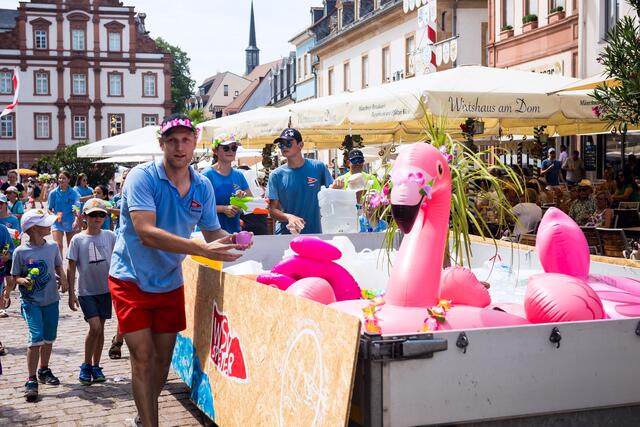 Willkommene Abkühlung: Die Wassersportler hatten Spritzpistolen dabei - und waren wild entschlossen, sie auch zu benutzen | Foto: Cornelia Bauer
