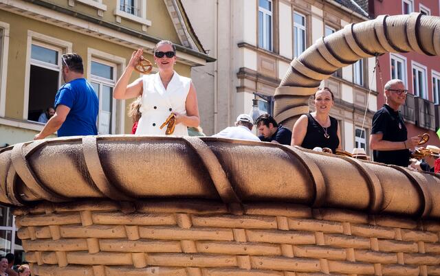 Wer fängt die Brezel? | Foto: Cornelia Bauer