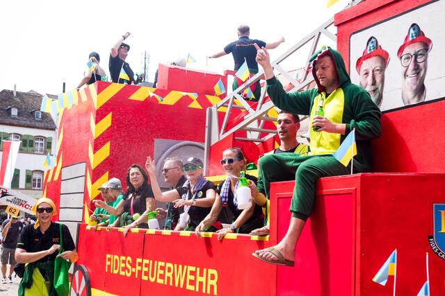 Trotz großer Hitze: Tausende Menschen feiern in Speyer Brezelfestumzug | Foto: Cornelia Bauer