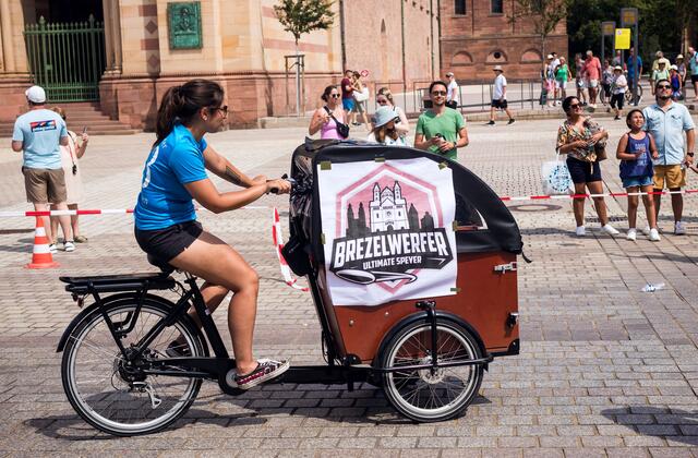 Wer gut mit dem Ball umgehen kann, der kann auch Brezeln werfen | Foto: Cornelia Bauer
